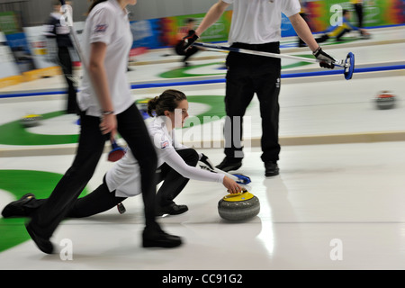 Team Gran Bretagna perdere 8-2 in Canada nel round di apertura del Curling evento presso la gioventù prima dei Giochi Olimpici Invernali Foto Stock