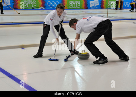 Team Gran Bretagna perdere 8-2 in Canada nel round di apertura del Curling evento presso la gioventù prima dei Giochi Olimpici Invernali Foto Stock