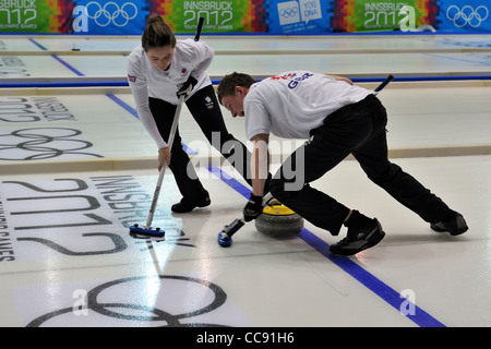 Team Gran Bretagna perdere 8-2 in Canada nel round di apertura del Curling evento presso la gioventù prima dei Giochi Olimpici Invernali Foto Stock