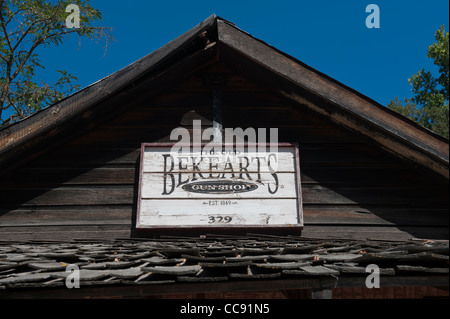 Replica della pistola shop segno a Sutters Mill, sito della California il primo oro della scoperta, nel paese d'oro di Coloma California Foto Stock