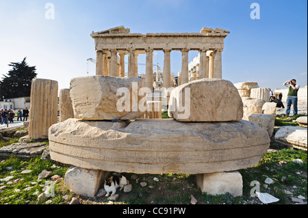 Resti del Tempio di Roma e Augusto nella parte anteriore del Partenone, dall'Acropoli di Atene, Grecia, Europa Foto Stock