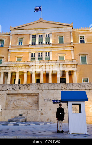 Protezione Evzone davanti alla tomba del Milite Ignoto in Piazza Syntagma ad Atene, Grecia, Europa Foto Stock