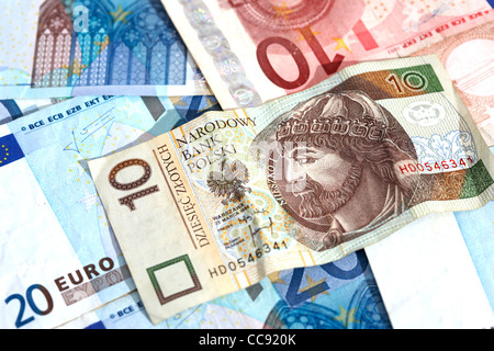 10 zloty polacco moneta nazionale della Polonia pln sulla pila di banconote di euro Foto Stock