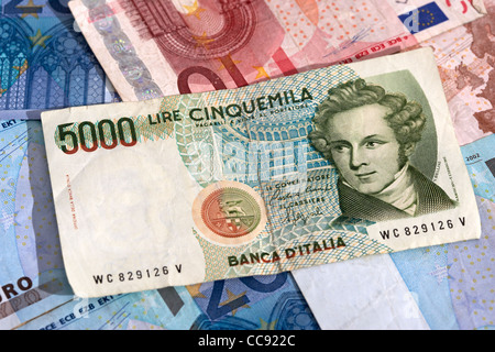 5000 lire italiane pre euro moneta nazionale sulla pila di euro Foto Stock