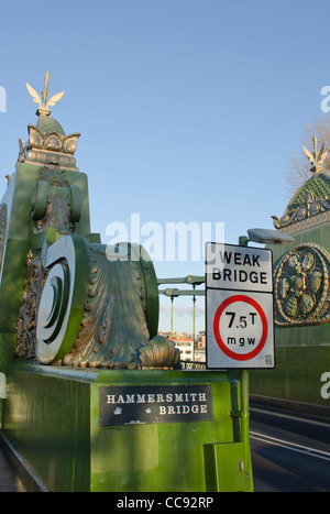 Ponte di debole e Hammersmith Bridge segno fine della sospensione verde molo ponte sul fiume Tamigi, Hammersmith London Regno Unito Foto Stock