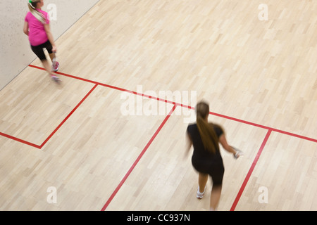 Due femmina squash giocatori su un campo da squash Foto Stock