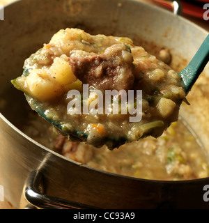 Una pentola di Cawl, il Welsh Stufato di agnello Foto Stock