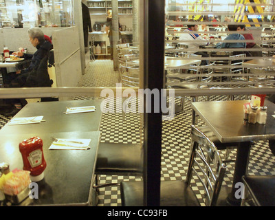 I clienti in una tarda notte ristorante, New York City Foto Stock