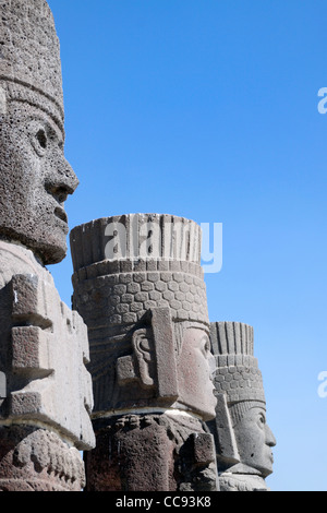 Il atlanti scolpiti statue di guerrieri di Quetzacoatl vestito di piume e gli dèi.Tula, Hidalgo. Messico. Foto Stock