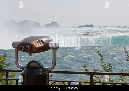 Mirino al area di osservazione sul lato Canadese delle Cascate del Niagara Foto Stock