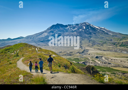 Famiglia escursioni sul sentiero di confine #1 a Johnston Ridge; Mount Saint Helens National Volcanic Monument, Washington. Foto Stock