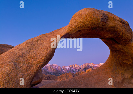 Il Monte Whitney attraverso Mobius Arch, Alabama Hills, Eastern Sierra Nevada, in California. Foto Stock