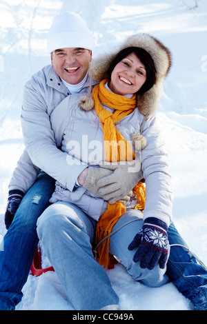 Ritratto di felice coppia matura al divertimento in inverno Foto Stock