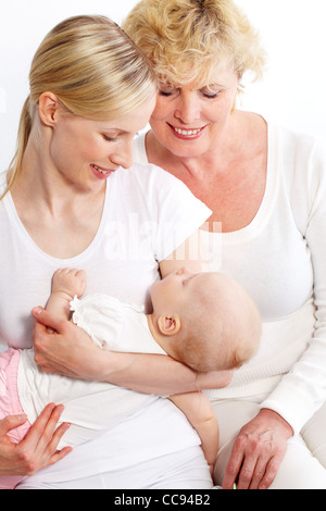 Ritratto di due donne guardando il bambino nelle mani di Madre Foto Stock