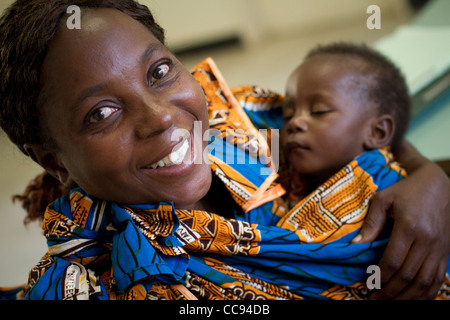 Una madre detiene il suo neonato a Kitwe, Zambia, Sud Africa Foto Stock