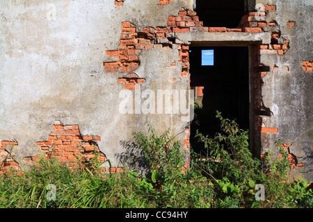 Muro di mattoni del vecchio edificio distrutto Foto Stock