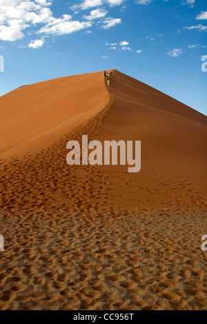 Turisti duna di arrampicata 45, Namibia Foto Stock