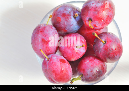 Le prugne secche in una ciotola di vetro Foto Stock