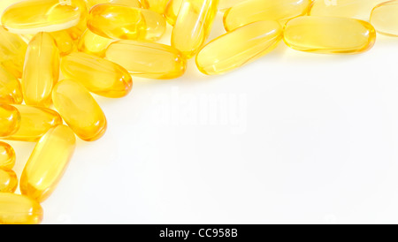 Giallo olio di pesce capsule Foto Stock