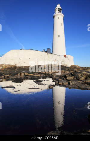 St Mary's Faro si riflette in una rock pool, North East England Regno Unito Foto Stock