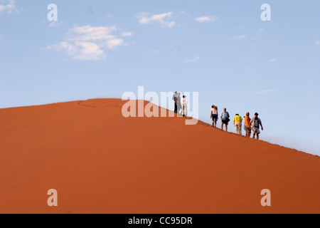 Turisti duna di arrampicata 45, Namibia Foto Stock