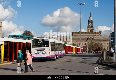 Due donne anziane presso la stazione degli autobus, con il municipio al di là, Bolton, Greater Manchester, Inghilterra, Regno Unito Foto Stock