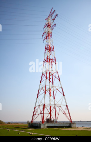 Questa elettricità pilone situato in Hetlingen, vicino ad Amburgo, è più alto deuropa elettricità pilone con 227 m di altezza. Foto Stock