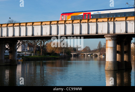 Staines ponte ferroviario con ponte di Staines in distanza. Foto Stock