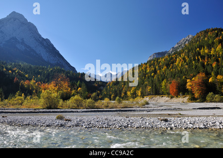 Riverbed e montagne in autunno, Rissbach, Hinterriss, Karwendel, Tirolo, Austria Foto Stock