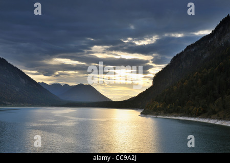 Sunset over Sylvensteinspeicher, Lenggries, Alta Baviera, Baviera, Germania Foto Stock