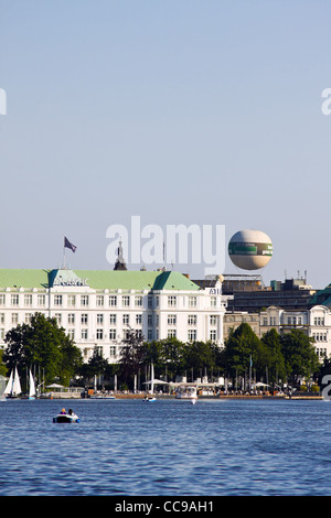 Vista di persone il canottaggio e la vela sul lago Alster Amburgo, Germania. Foto Stock