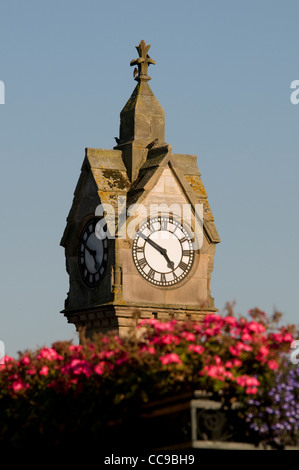 L'orologio del mercato nel centro della città mercato di Thirsk nel North Yorkshire, Gran Bretagna. Foto Stock