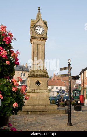 Il clock di Mercato nel centro della città mercato di Thirsk nel North Yorkshire,la Gran Bretagna. Foto Stock