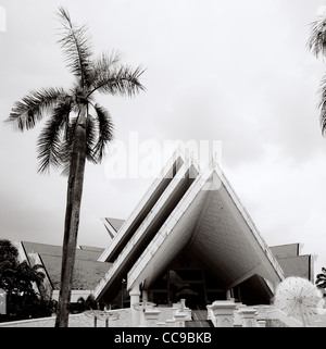 Malaysian architettura moderna dell'Istana Budaya Palazzo della Cultura a Kuala Lumpur in Malesia in Estremo Oriente Asia sud-orientale. Edificio Art Palm Tree Foto Stock