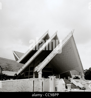 Malaysian architettura moderna dell'Istana Budaya Palazzo della Cultura a Kuala Lumpur in Malesia in Estremo Oriente Asia sud-orientale. Costruzione di Arte Cultura Foto Stock