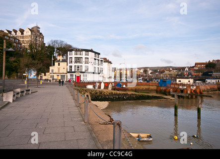 Pub Gillespies affacciato sul porto di Folkestone nel Kent REGNO UNITO Foto Stock