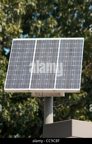Cella solare utilizzato per alimentare una lampada di strada Foto Stock