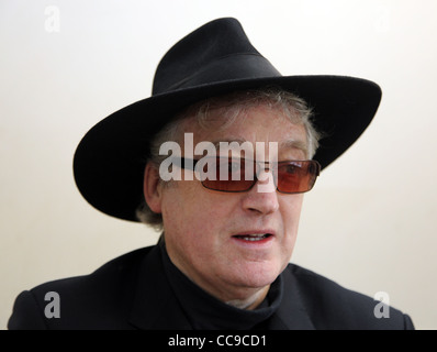 Voce maschile senior citizen in black hat Foto Stock