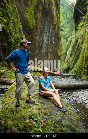 Persone escursionismo in Oneonta Gorge, Oregon, Stati Uniti d'America Foto Stock