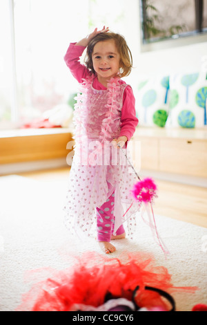 Ragazza che gioca Dress-Up, Portland, Multnomah County, Oregon, Stati Uniti d'America Foto Stock