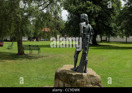 Una statua di explorer Capt James Cook come un ragazzo in grande Ayton, Yorks, Inghilterra, dove era stato allevato e andò a scuola. Foto Stock