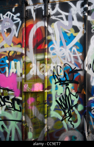 Vivacemente colorata colorata Vernici Spray Graffiti Wall arte e stile scrittura di tag Foto Stock