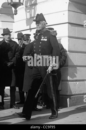 Vintage foto dell ex primo ministro britannico Arthur James Balfour (1° Conte di Balfour) al di fuori della casa bianca a Washington DC nel gennaio 1922. Foto Stock