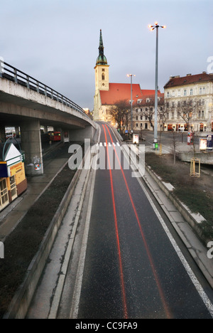 Sentieri di luce lungo le estremità del nuovo ponte e st. martins cattedrale in distanza, bratislava, Slovacchia Foto Stock