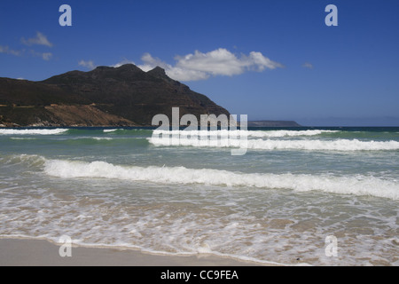 Splendida vista sulla spiaggia con le onde e le montagne in Sud Africa Foto Stock