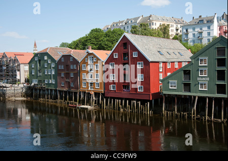 Costruzioni di legno sul fiume Nidelva Trondheim in Norvegia Foto Stock