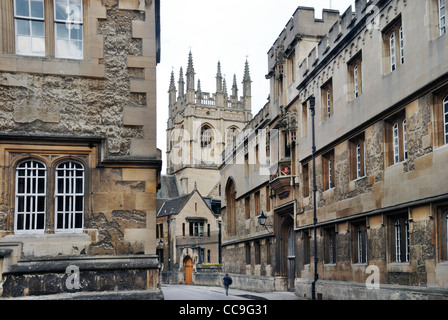 Lone figura a piedi lungo la strada di Oxford, Oxfordshire, England, Regno Unito Foto Stock