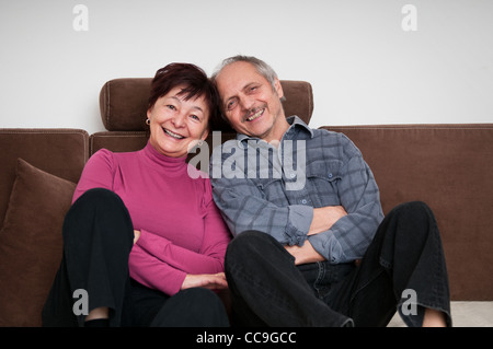 Madre con i suoi due figli aventi un picnic e mangiare in posizione di parcheggio Foto Stock