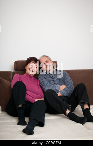 Madre con i suoi due figli aventi un picnic e mangiare in posizione di parcheggio Foto Stock