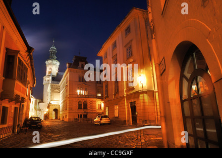 Sopron Città centro di notte, sentieri di luce da una moto in primo piano fuoco torre di guardia in backround. Sopron, Ungheria Foto Stock